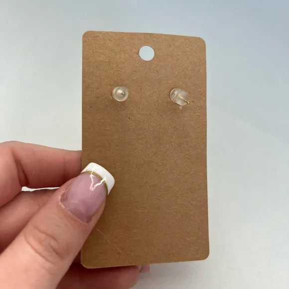 Elegant Pearl and Gold Stud Earrings - Picture 4 of 4